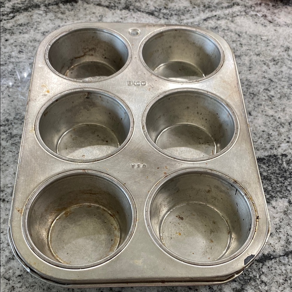 Vintage MCM Ekco 6-Cup Metal Muffin Tin!